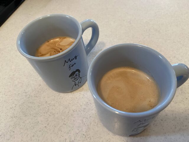 ミルクの泡を乗せる前のカフェラテの写真
