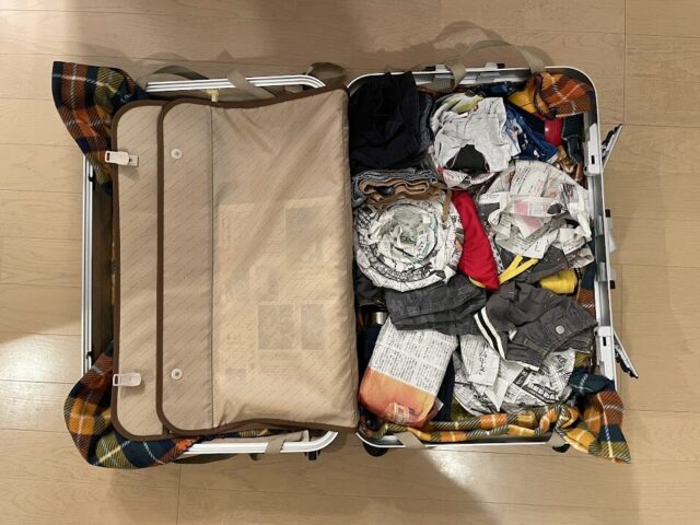 スーツケース３．調理器具・タオル・衣類